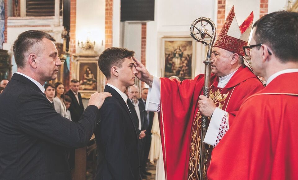 Jak wybrać imię do bierzmowania? Wielka lista patronów, ich znaczenie i opisy