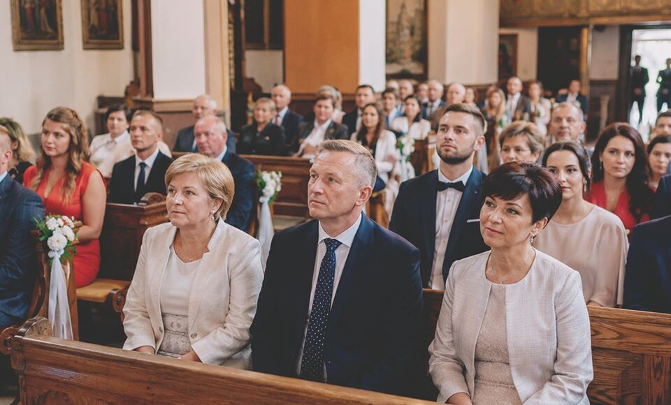 Jak zachować się na ślubie kościelnym? Zasady, o których wielu gości zapomina