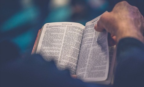 5 cytatów z Biblii, które warto wygrawerować na pamiątce z okazji chrztu