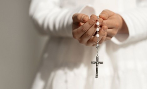 Różaniec na pierwszą komunię  - jaki różaniec komunijny wybrać dla dziecka?